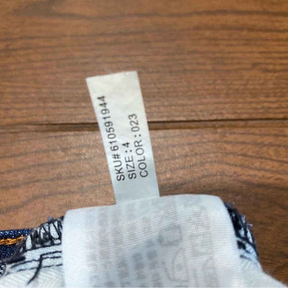 NWOT Abercrombie and Fitch sz 4 jean shorts w 2” inseam, roll hem. Distressed - Picture 6 of 9